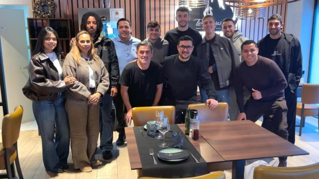 Dani Olmo, Jules Koundé, Pedri, Ferran Torres, Éric García y Joan García comen en el Tío Brasas de Castelldefels