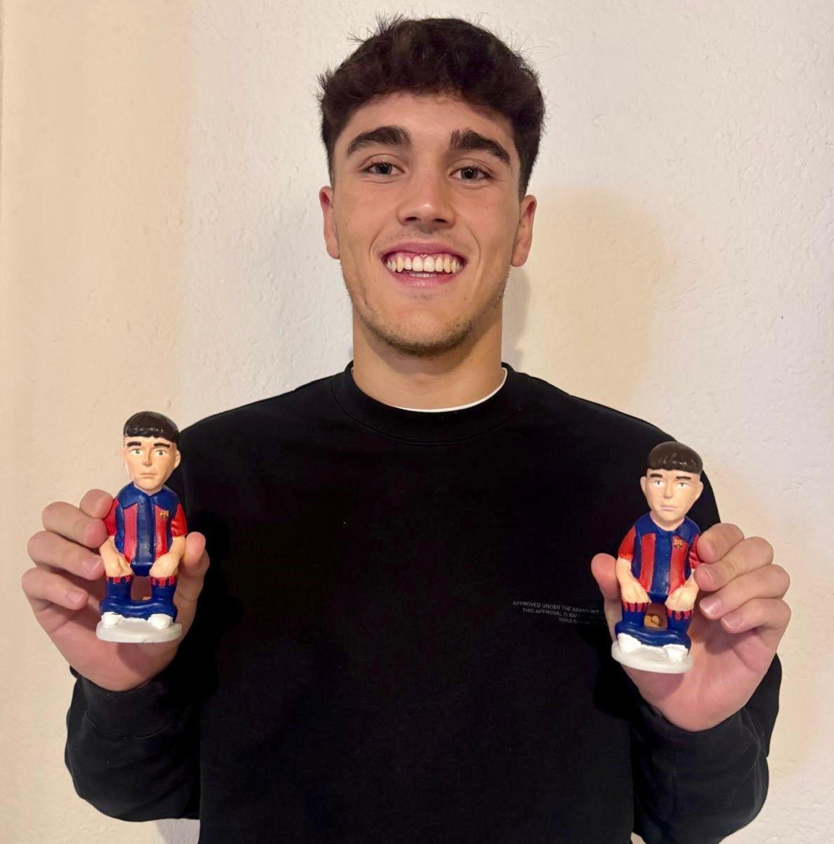 Pau Cubarsí posa con su estatua de 'caganer'