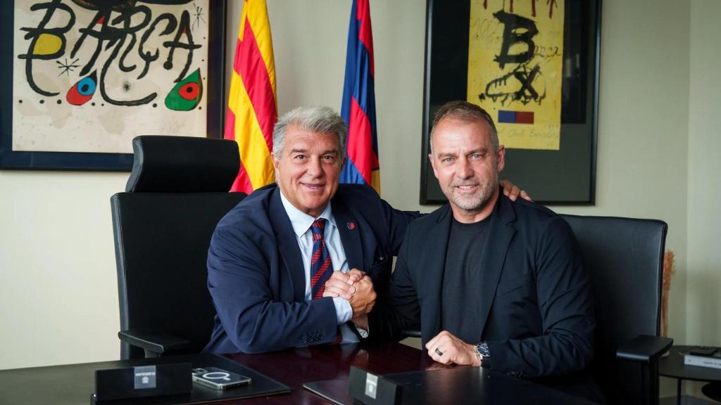 Hansi Flick junto a Joan Laporta, tras renovar hasta 2027