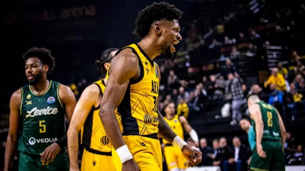 Chris Silva celebra un acción en un partido con el AEK Atenas