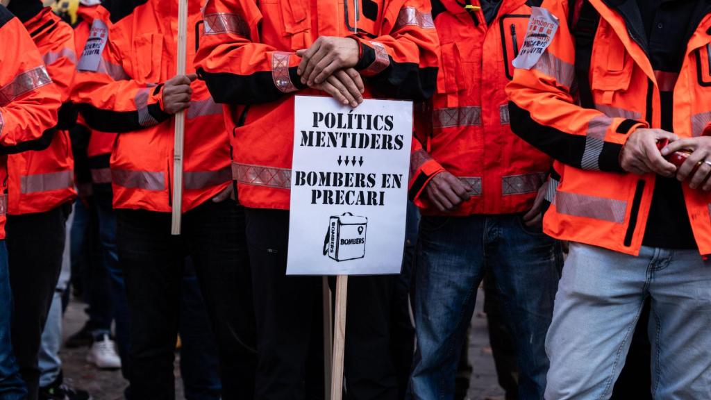 Una de las pancartas de la asociación Bombers Precaris en Lluita en la manifestación de este viernes en Barcelona