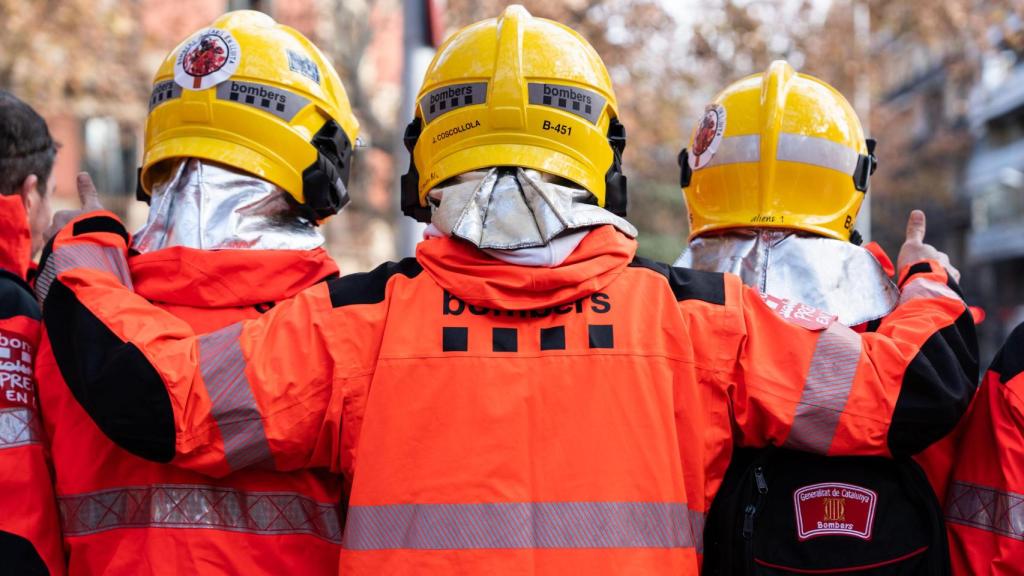 Tres bomberos en la manifestación de la asociación Bombers Precaris en Lluita en Barcelona este viernes
