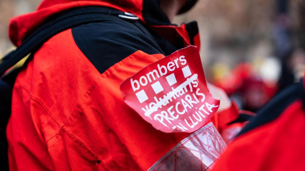 Un bomber a la manifestació de l'associació Bombers Precàries en Lluita