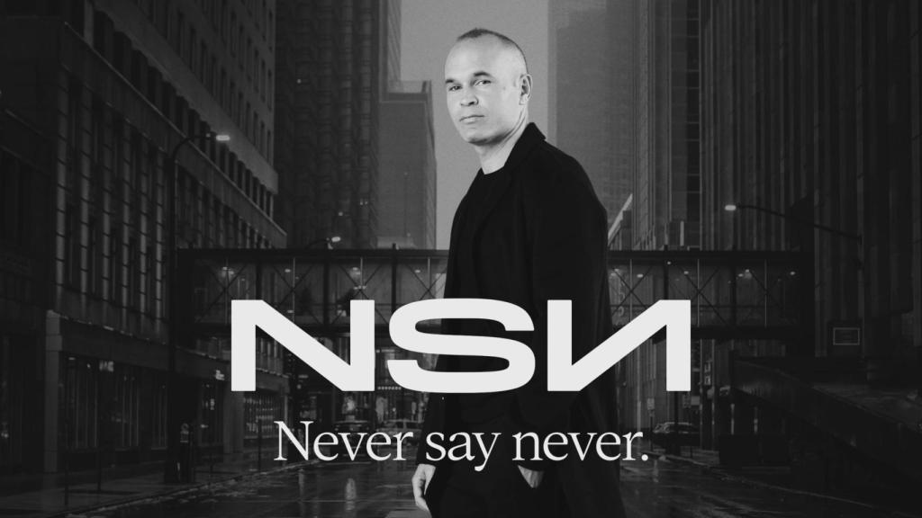 Andrés Iniesta, con el logo de NSN