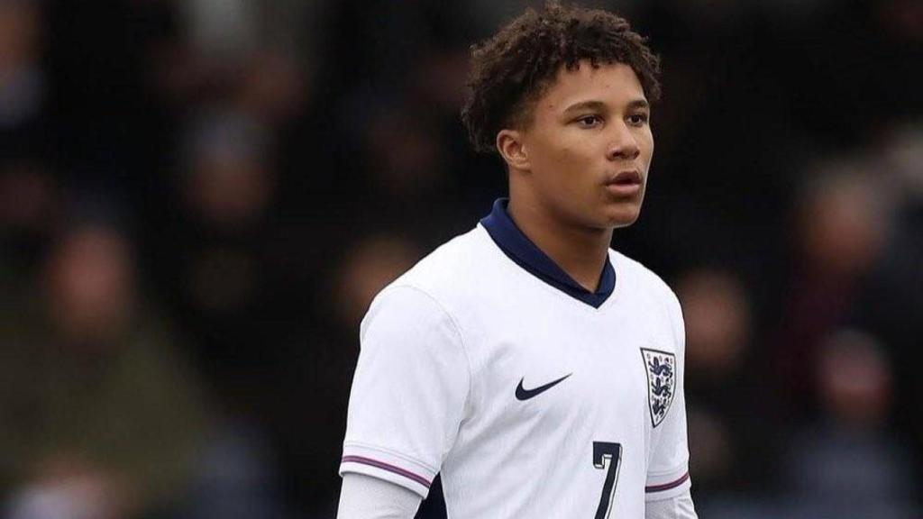 Ajay Tavares con las categorías inferiores de Inglaterra