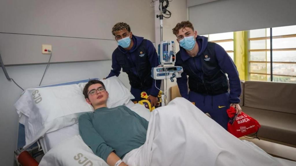 Lamine Yamal y Fermín López visitan a un niño ingresado en un hospital de Barcelona