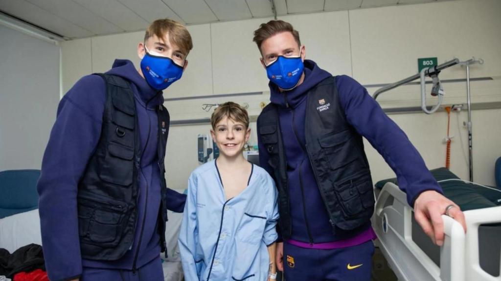 Tommy Marques y Ter Stegen visitan a los niños en el hospital