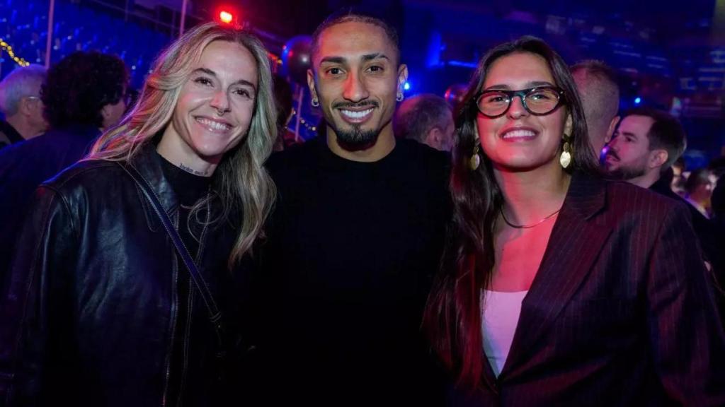 Mapi León, Raphinha i Kika Nazareth al sopar de Nadal del Barça