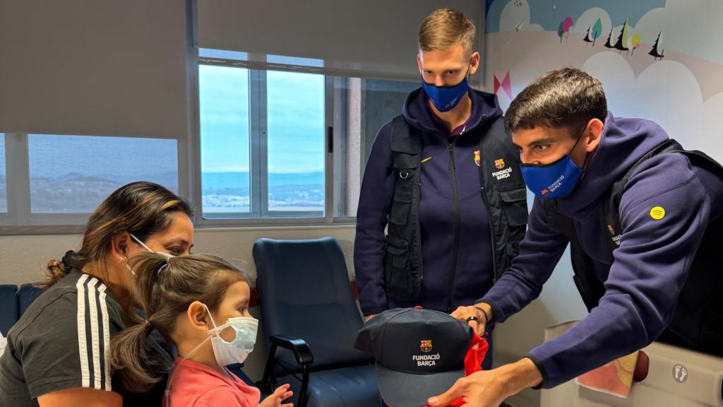 Gerard Martín i Dani Olmo regalen una gorra de la Fundació Barça a una nena ingressada a l'Hospital de Terrassa
