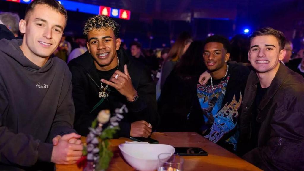 Marc Casadó, Lamine Yamal, Alejandro Balde i Gavi al sopar de Nadal del Barça