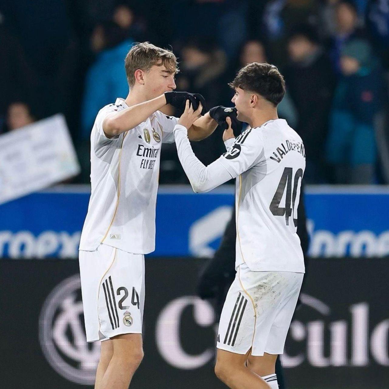 Víctor Valdepeñas saluda a Dean Huijsen en su debut con el Real Madrid