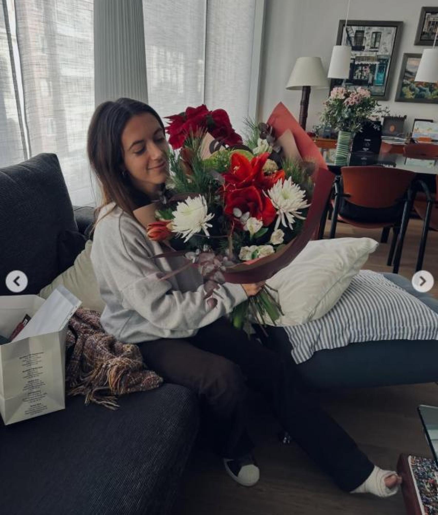 Aitana Bonmatí recibe un ramo de flores en su casa en plena recuperación de su lesión