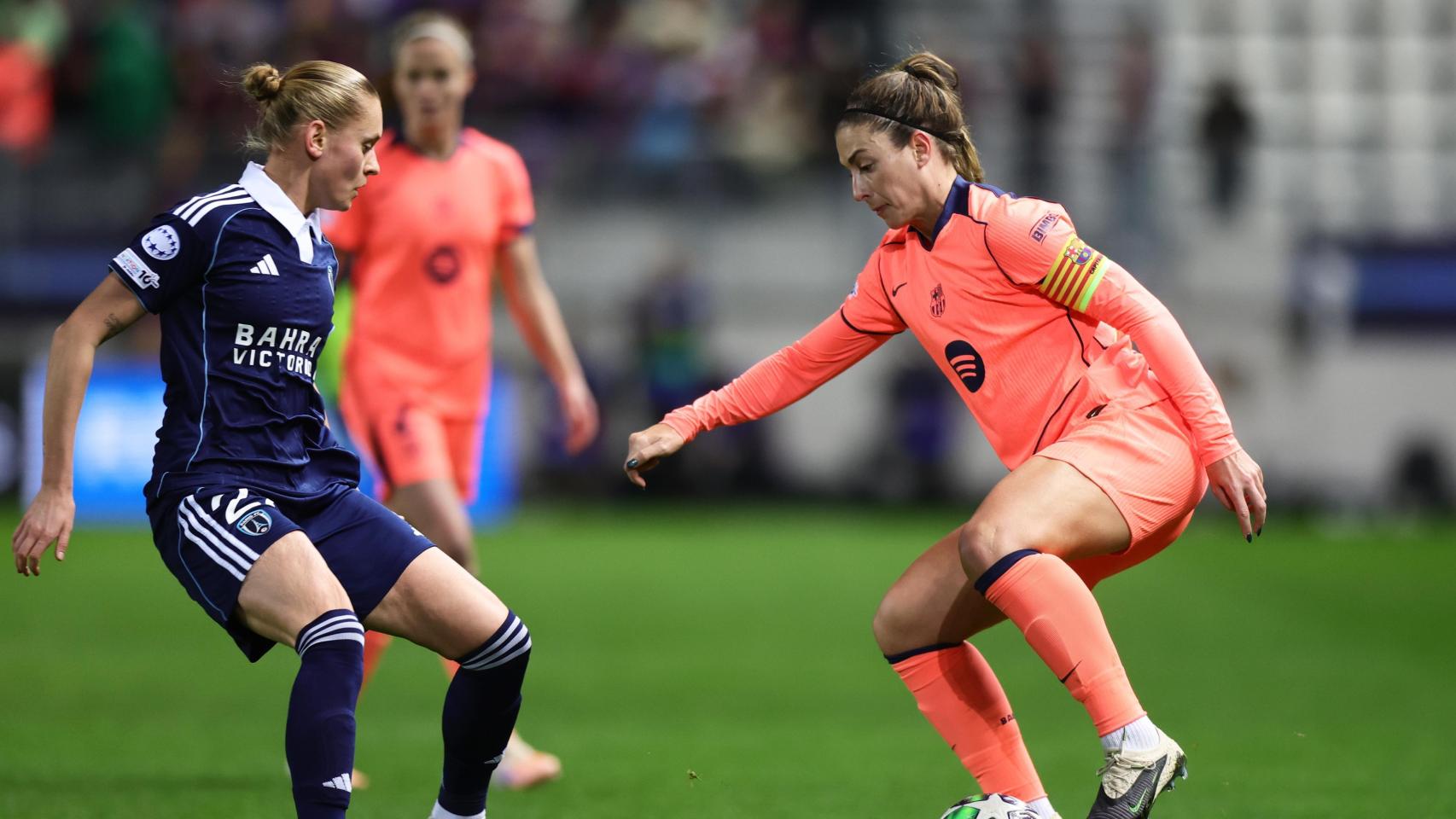 Alexia Putellas encara a una rival en el Paris FC-Barça Femenino de la Champions League