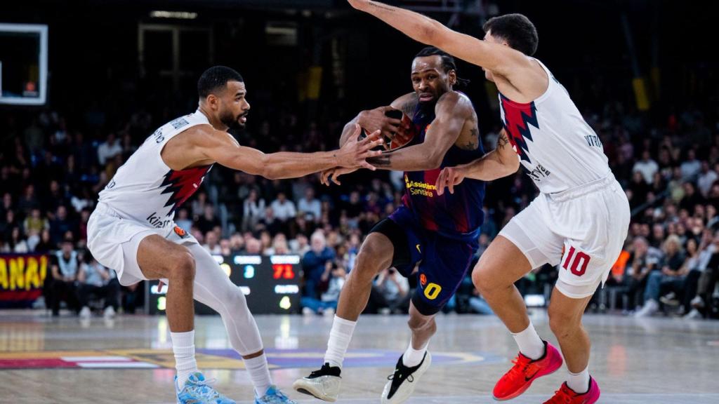 Kevin Punter penetra a canasta, defendido por dos jugadores en el Barça de basket-Baskonia