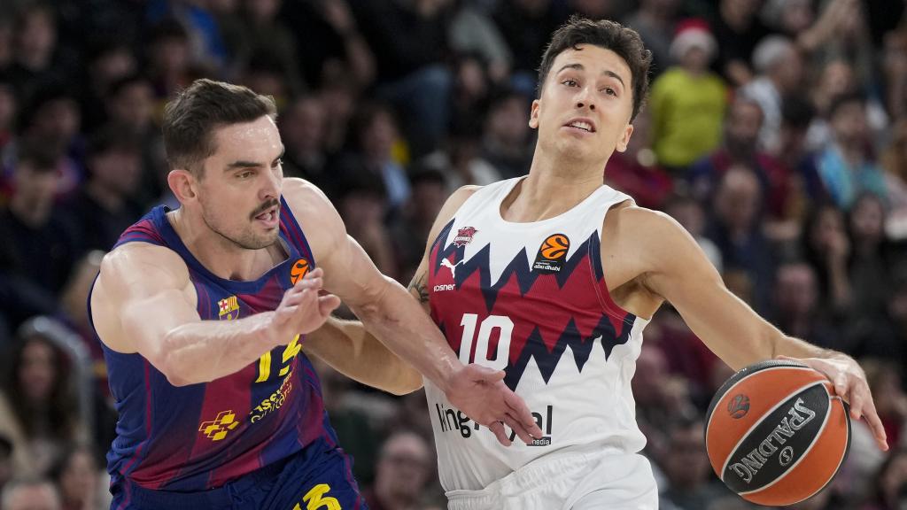 Tomas Satonransky pugna por el balón con Matteo Spagnolo en el Barça de basket-Baskonia