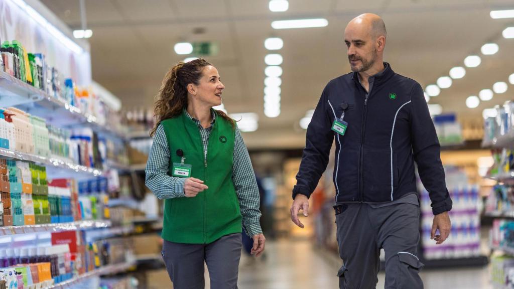 Dos trabajadores de Mercadona en uno de los pasillos de un supermercado