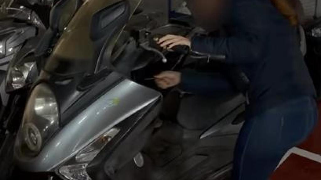 Doris la vecina de Badalona que ha recuperado su moto robada