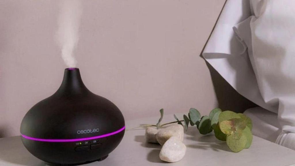 Este humidificador ultrasónico de Cecotec combate la sequedad y aromatiza tu casa