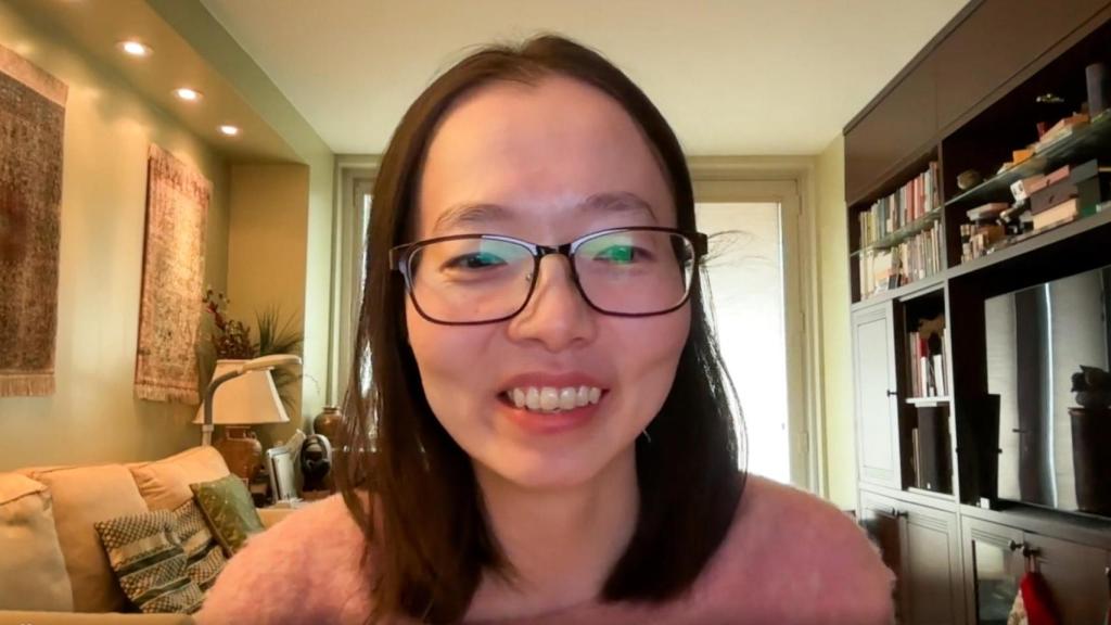 La traductora coreana Goram Kwon, desde su estudio en Nueva York, durante el debate con 'Letra Global'