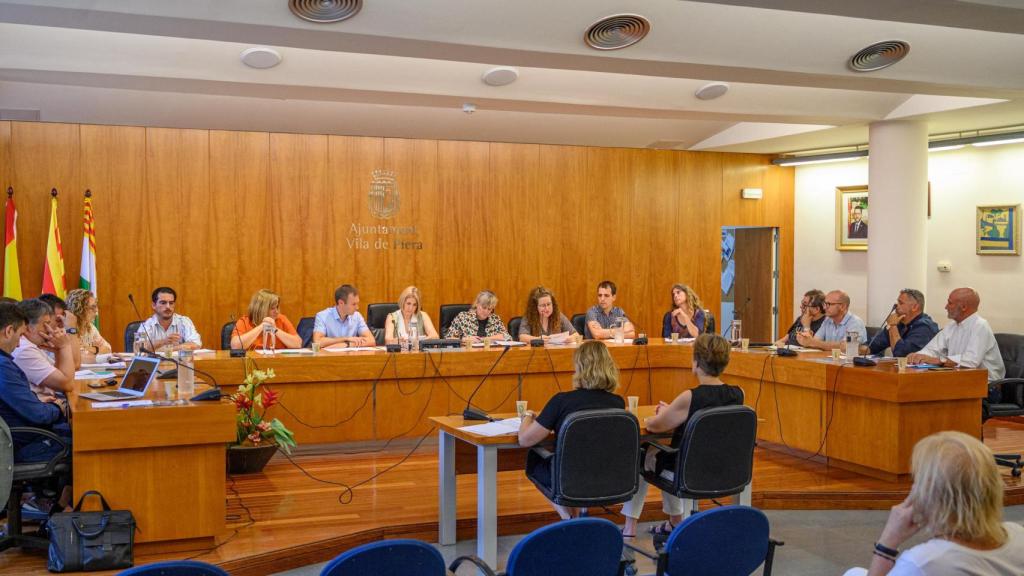 Pleno del gobierno municipal de Piera, con la alcaldesa Carme González (imagen de archivo)