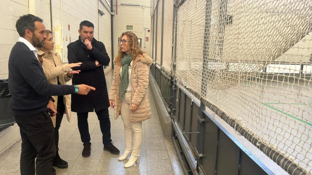 Visita de Xavier Amor, secretari de Governs Locals de la Generalitat, junto a miembros de la Diputación de Barcelona, a la alcaldesa de Piera, Mònica González, a unas instalaciones deportivas