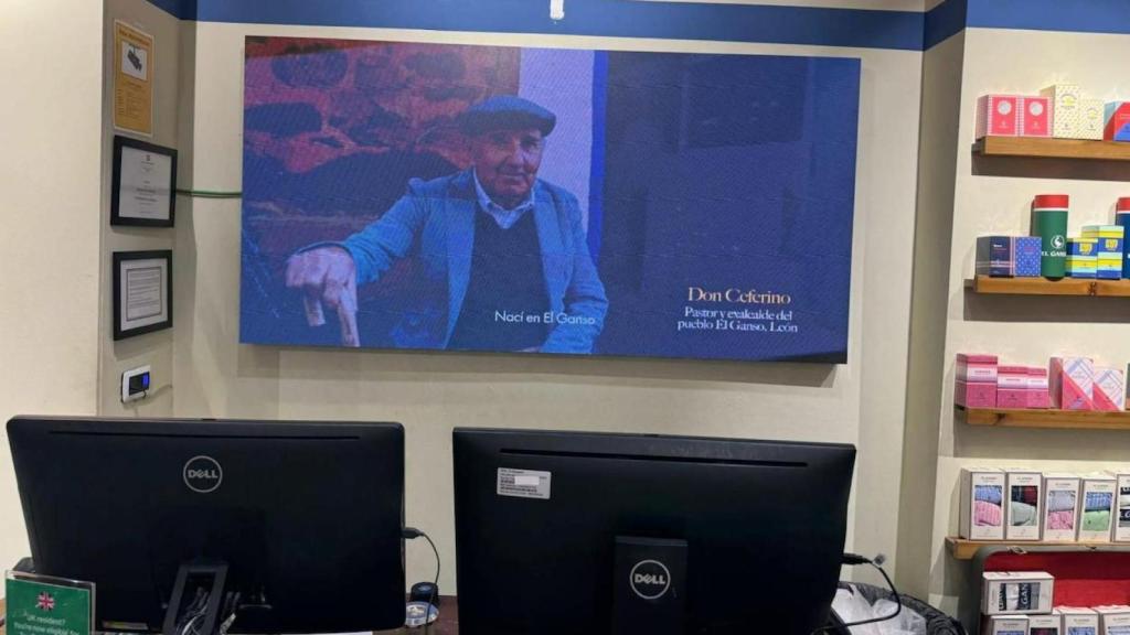 Una pantalla LED en un negocio