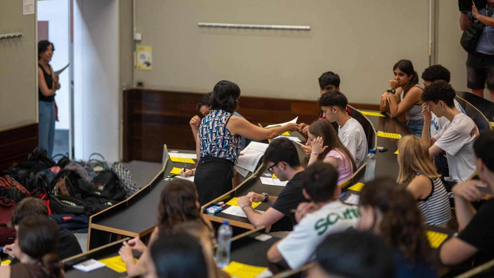 Varios estudiantes se examinan de selectividad