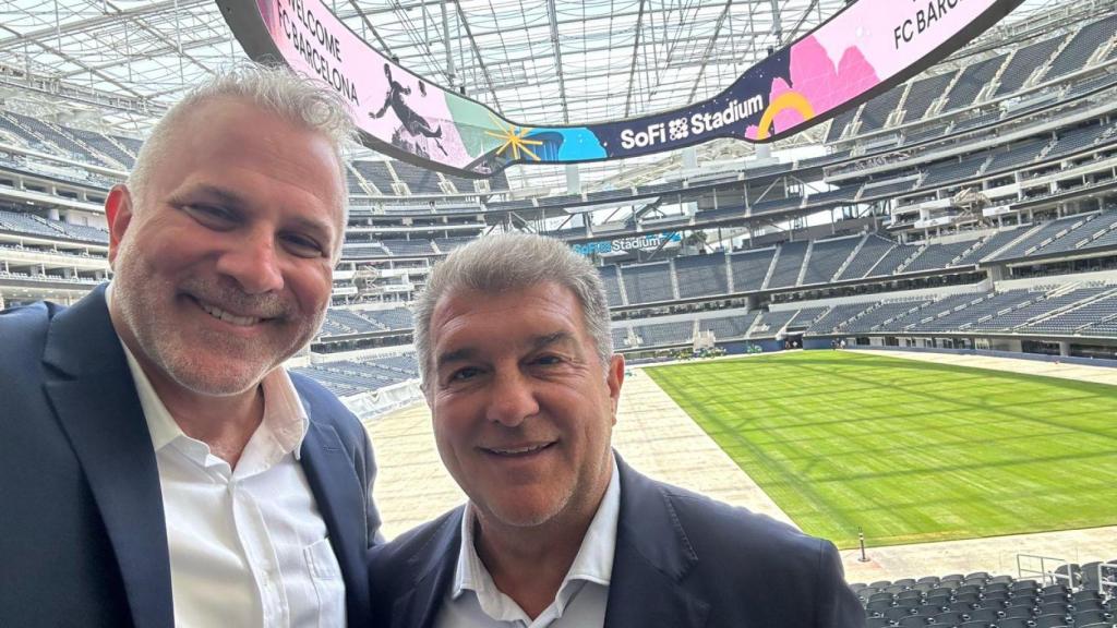 Bryan Bachner, junto a Joan Laporta en el SoFi Stadium, durante la gira de pretemporada por Estados Unidos en 2023