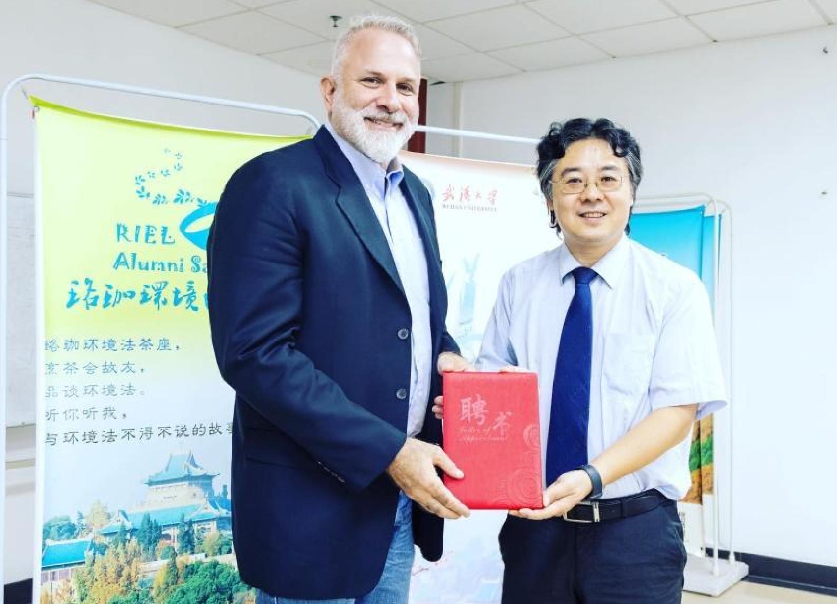 Bryan Bachner recibe una distinción honoraria en la Universidad de Wuhan, en China