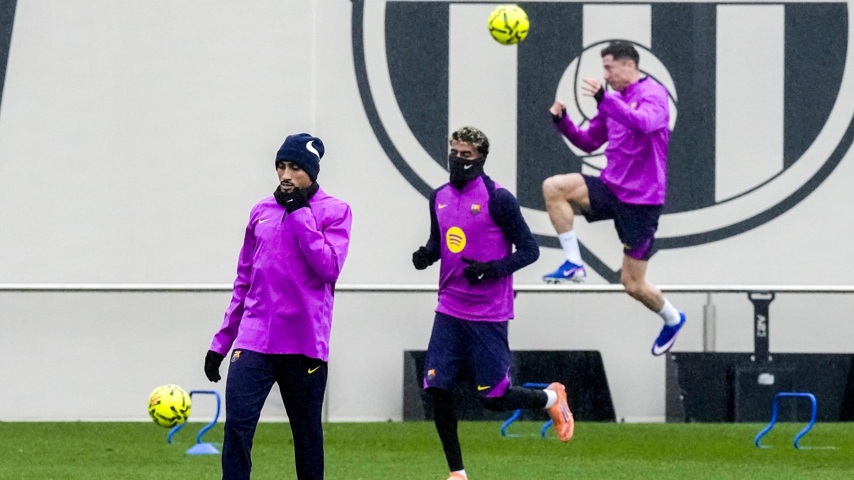 Raphinha, Lamine Yamal y Robert Lewandowski, en un entrenamiento del Barça