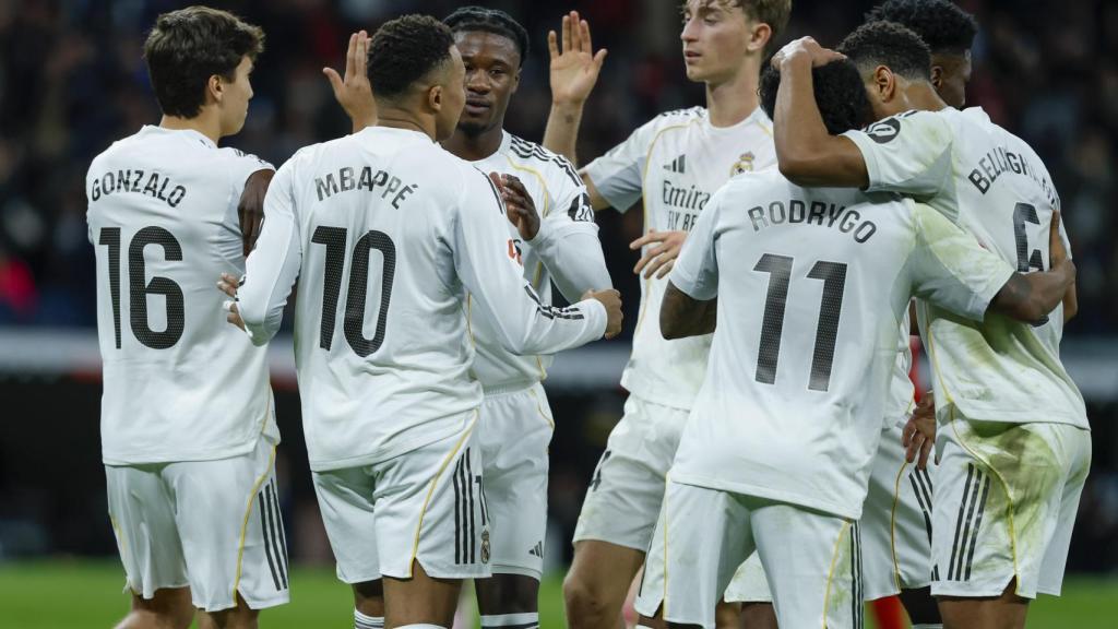 Los jugadores del Real Madrid celebran el gol de Kylian Mbappé contra el Sevilla FC