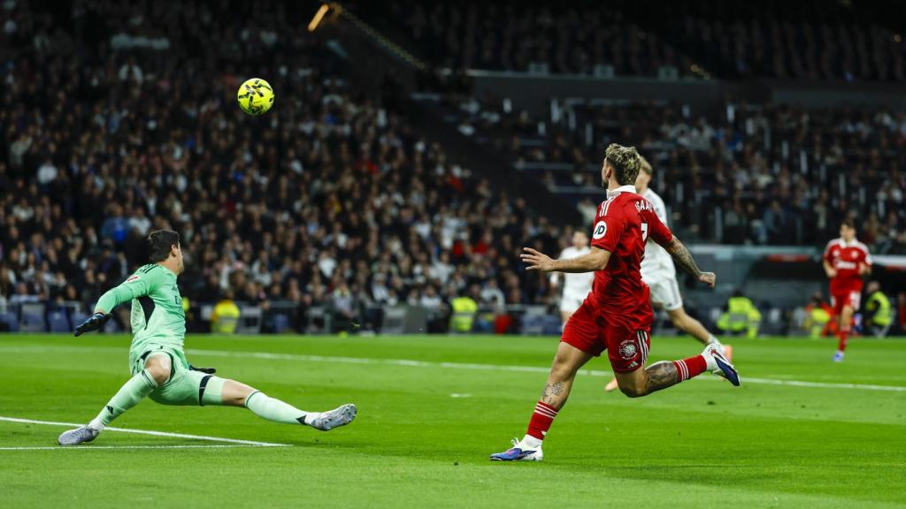 Thibaut Courtois desvía un remate de Isaac Romero en el Real Madrid-Sevilla