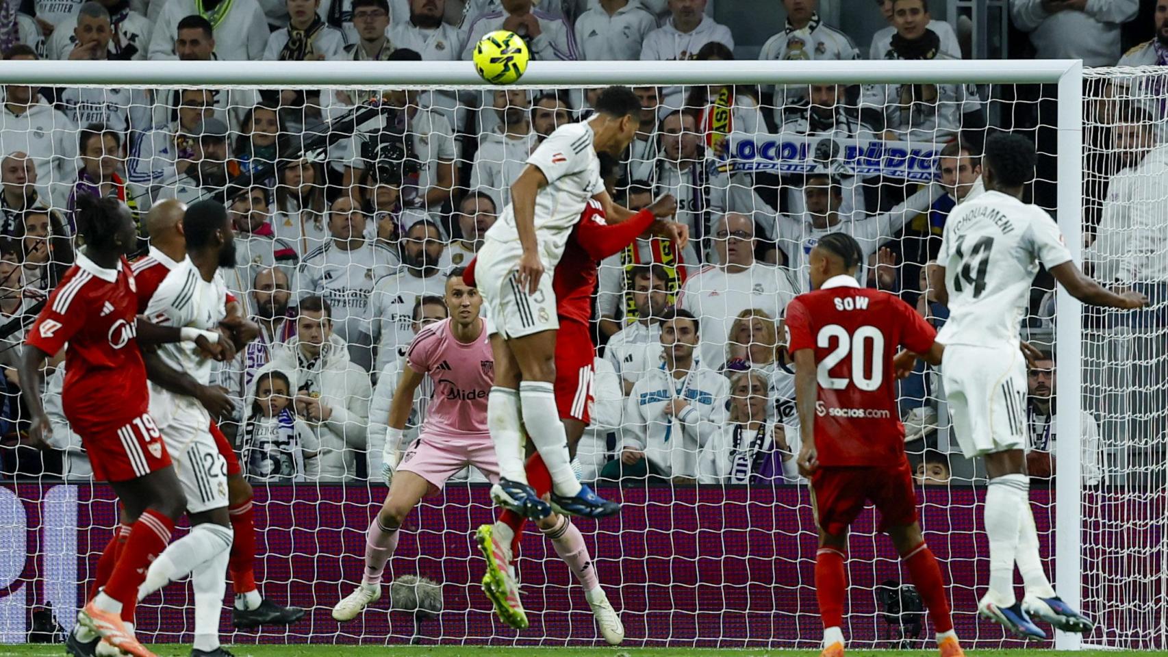 Jude Bellingham marca de cabeza en el Real Madrid-Sevilla
