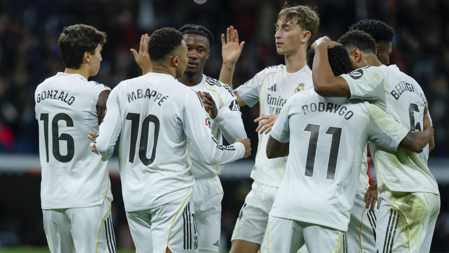 Los jugadores del Real Madrid celebran el gol de Kylian Mbappé contra el Sevilla FC