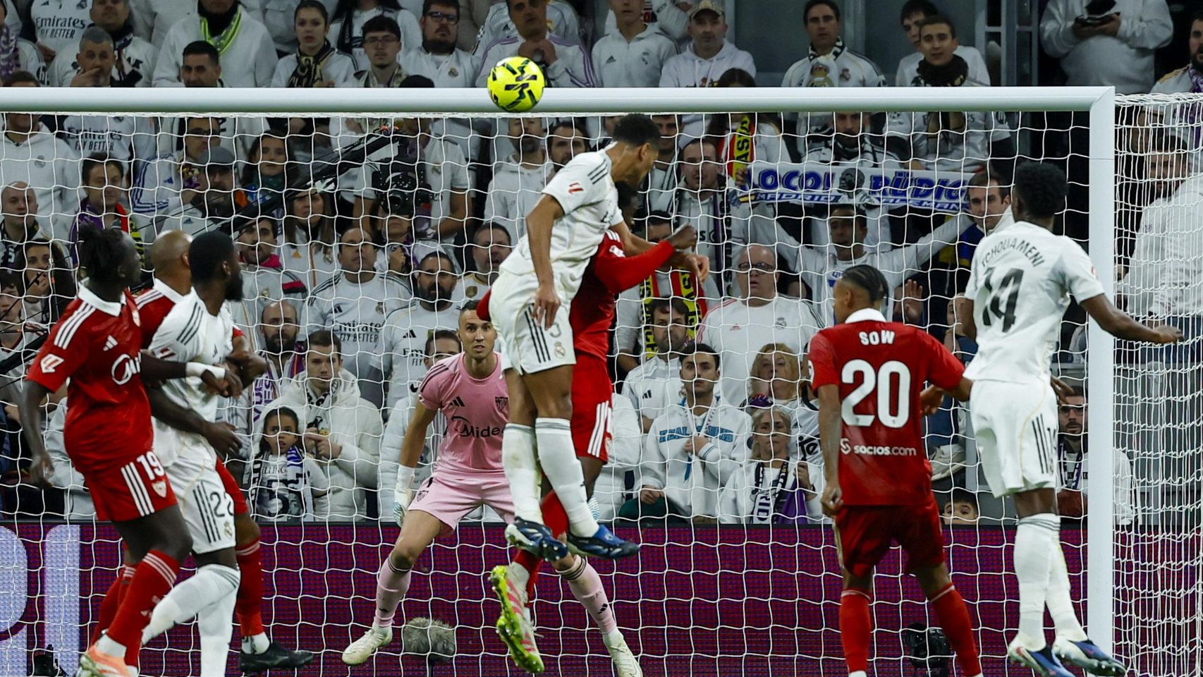 Jude Bellingham marca de cabeza en el Real Madrid-Sevilla
