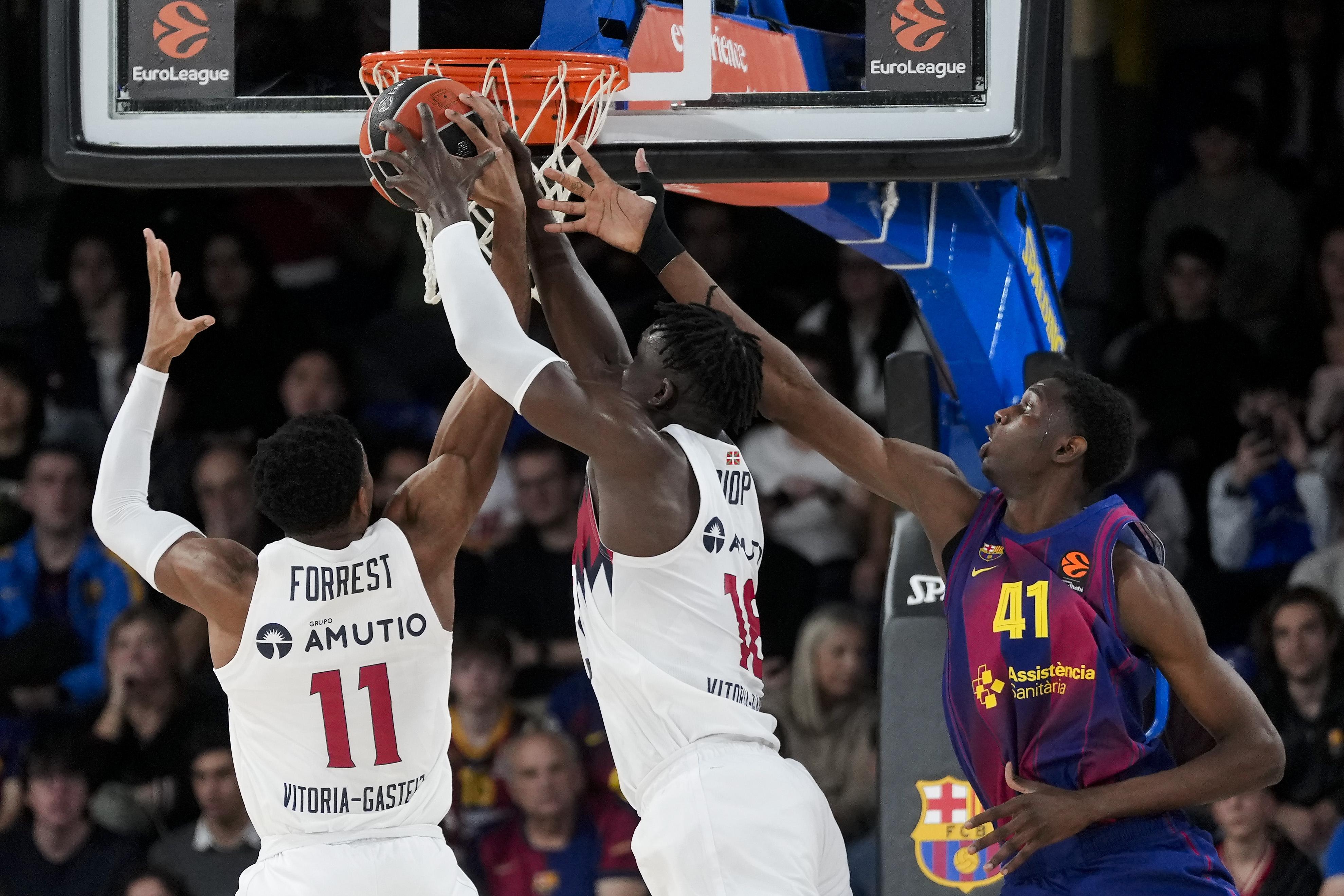 Sayon Keita defiende bajo el aro a Khalifa Diop en el Barça de basket-Baskonia