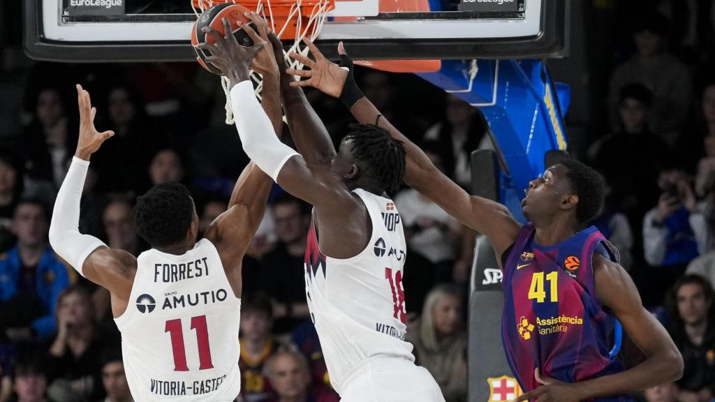 Sayon Keita defiende bajo el aro a Khalifa Diop en el Barça de basket-Baskonia