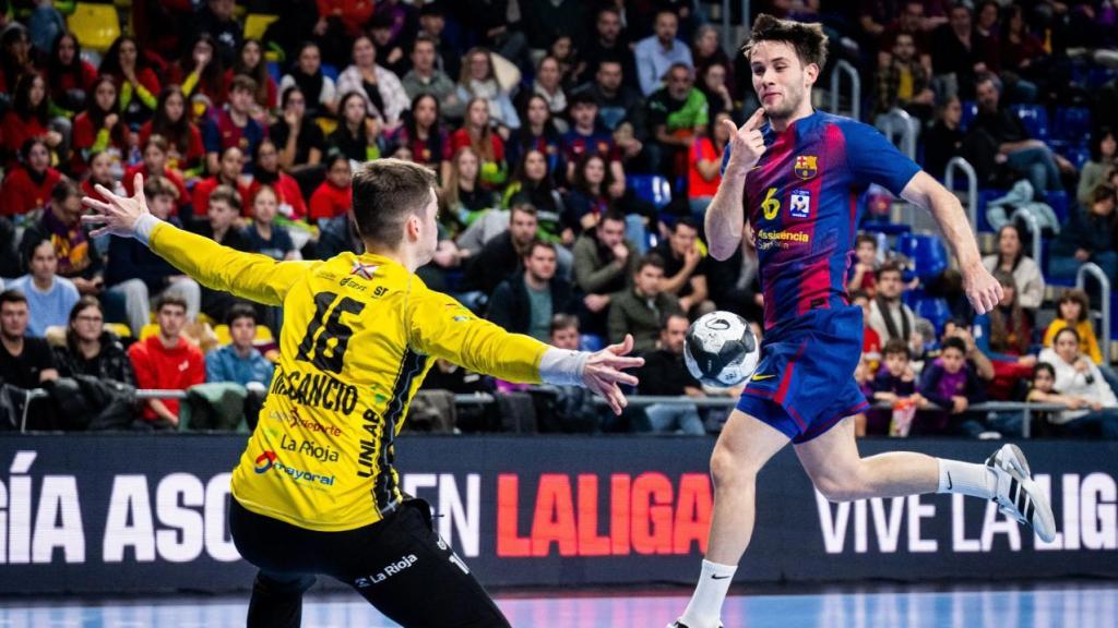 Dani Fernández marca un gol con el Barça de balonmano contra el Logroño La Rioja
