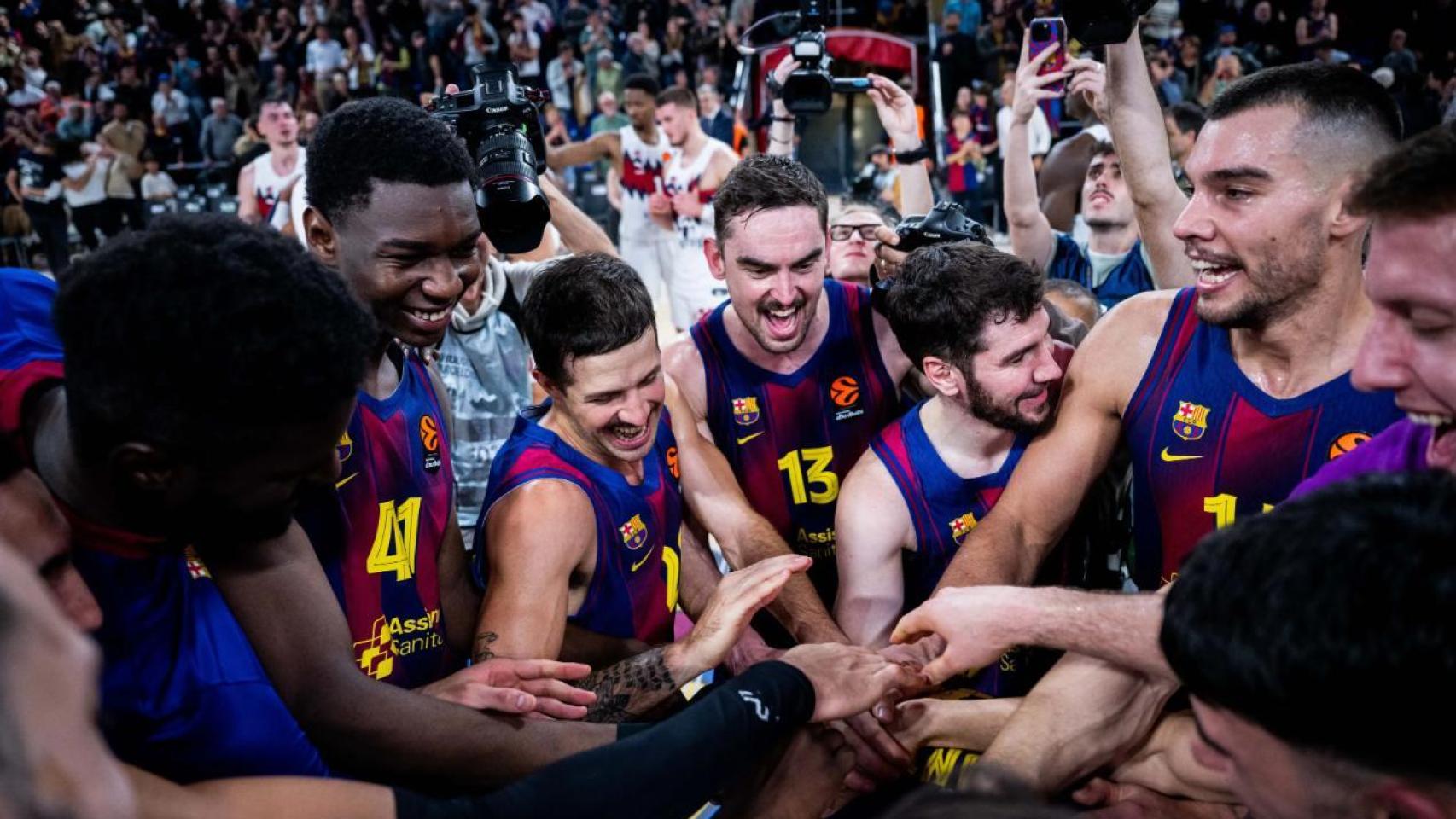 Los jugadores del Barça de basket celebran la victoria contra el Baskonia eufóricos