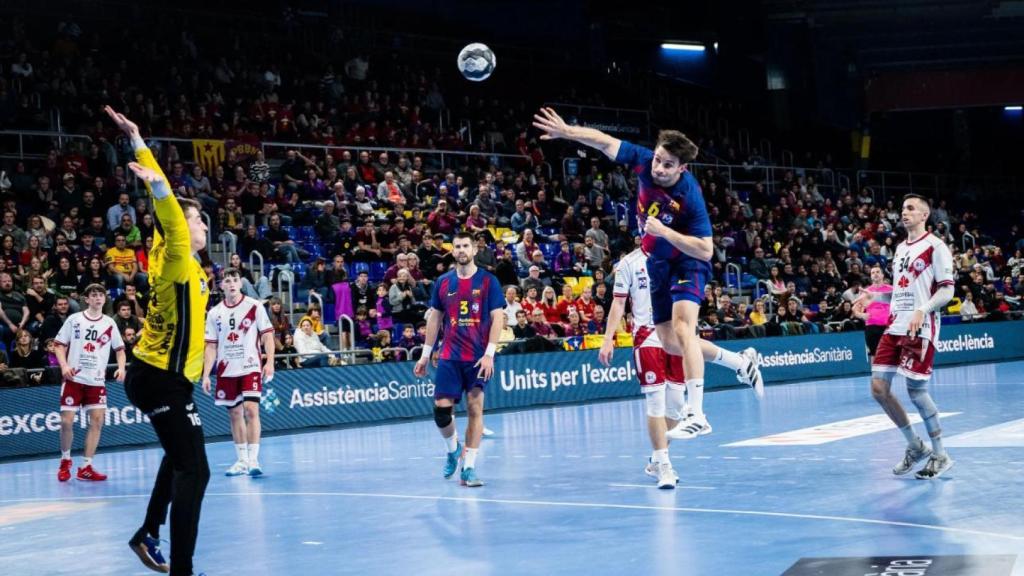 Dani Fernández xuta a porteria en el Barça d'handbol-Logroño La Rioja de Lliga Asobal