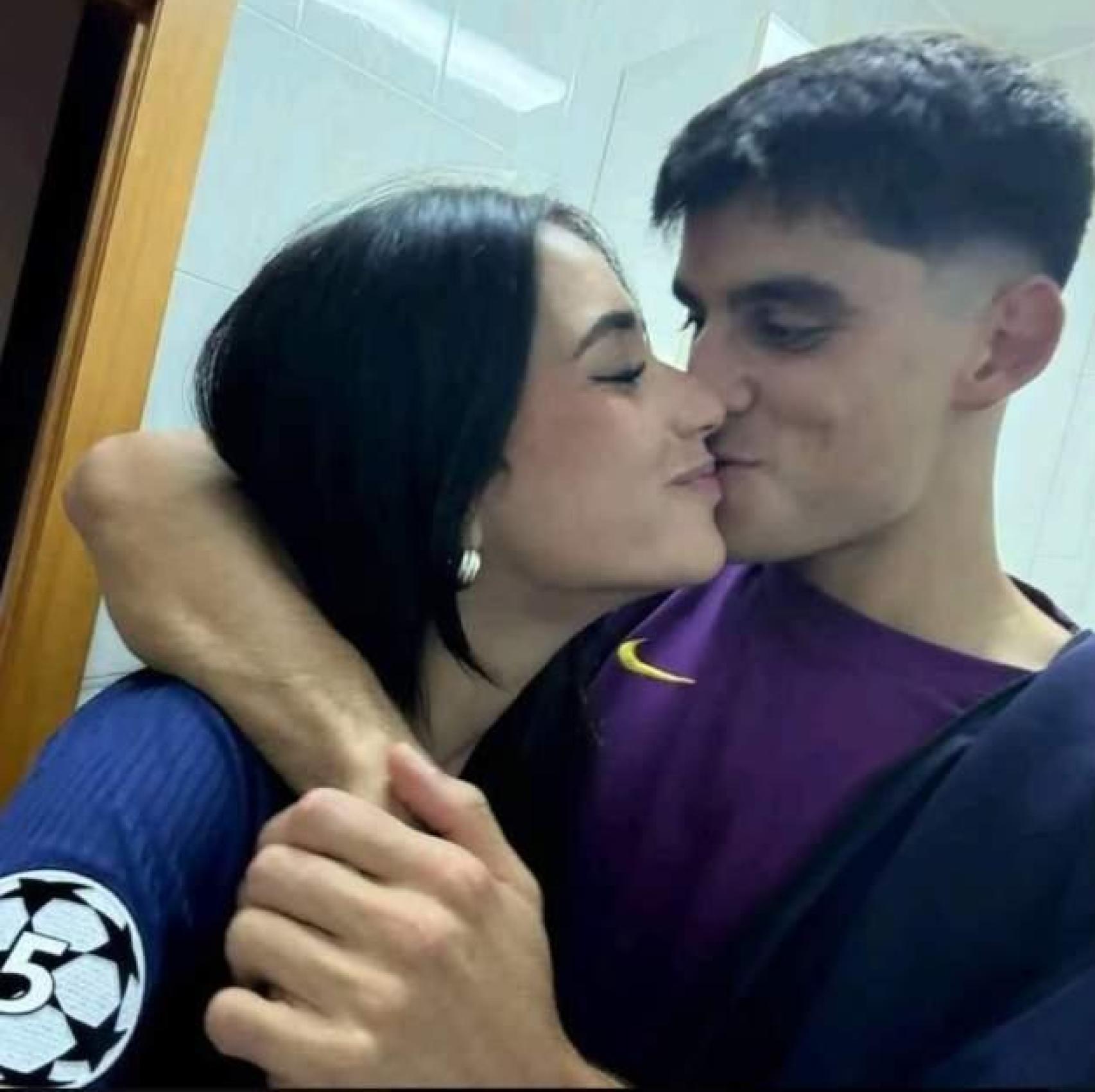 Julia Casal i Gerard Martín es fan un petó