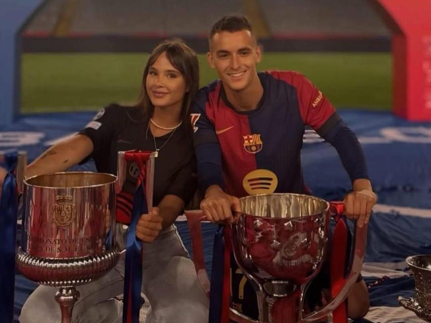 Marc Casadó celebra el títol de Lliga amb la seva parella Noa Brea