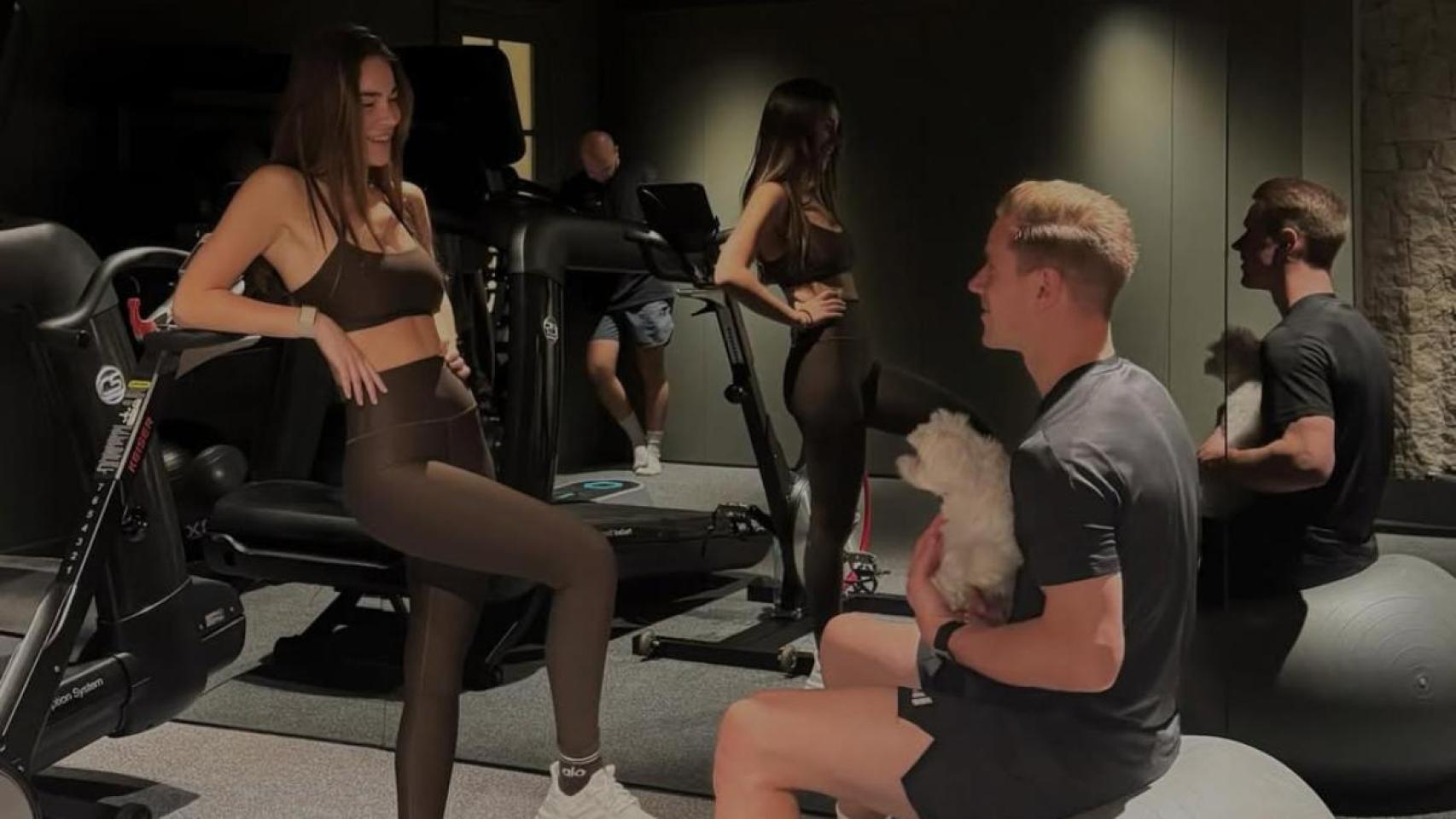 Ter Stegen se entrena con su novia Ona Sellarès y su mascota
