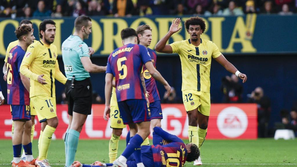 Lamine Ymaal se duele por una entrada de Renato Veiga en el Villarreal-Barça
