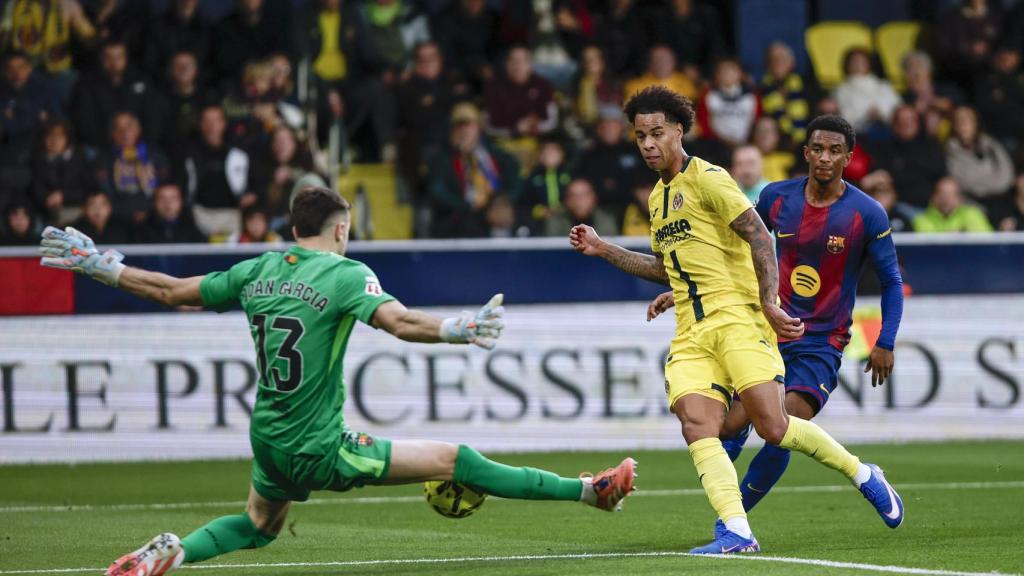 Joan García para un remate de Tajon Buchanan en el Villarreal-Barça