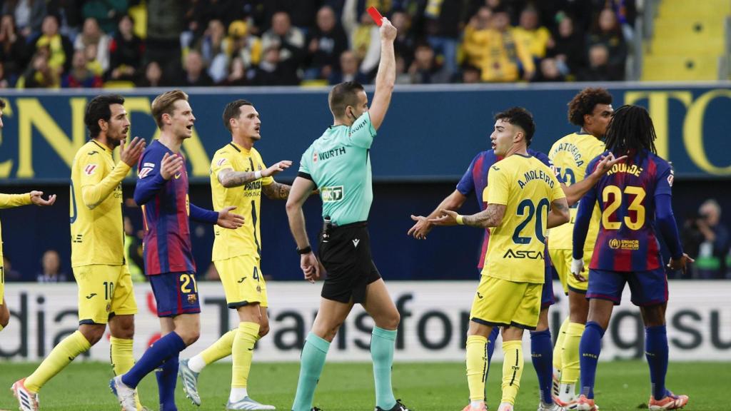 Javier Alberola Rojas expulsa a Renato Veiga tras una entrada a Lamine Yamal en el Villarreal-Barça