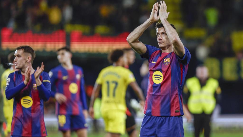 Lewandowski aplaude a la afición del Barça