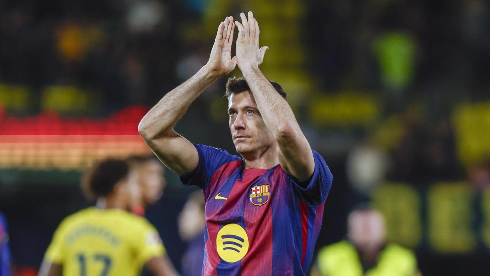 Lewandowski aplaude a la afición del Barça