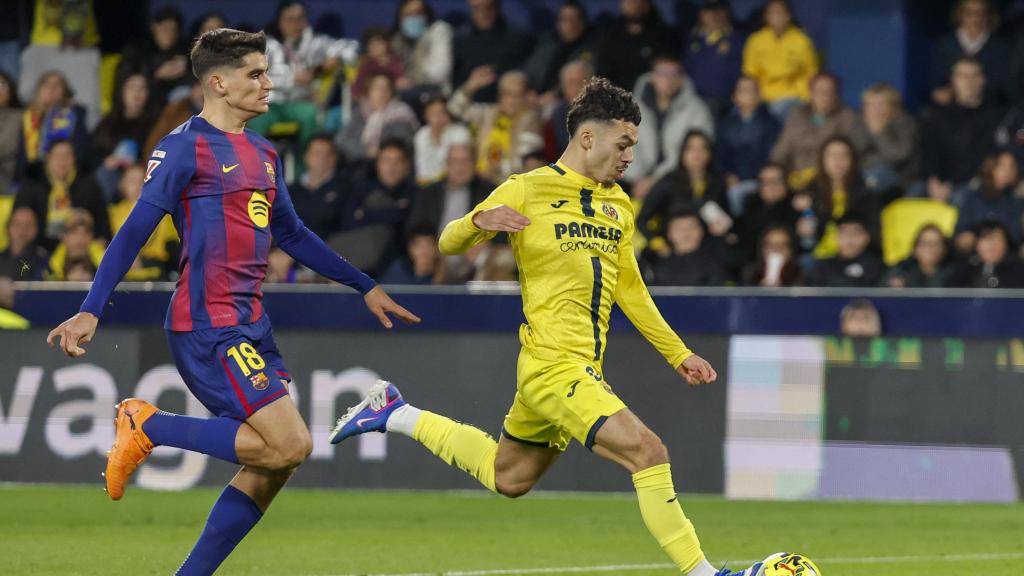 Gerard Martín persigue a Georges Mikautadze en el Villarreal-Barça