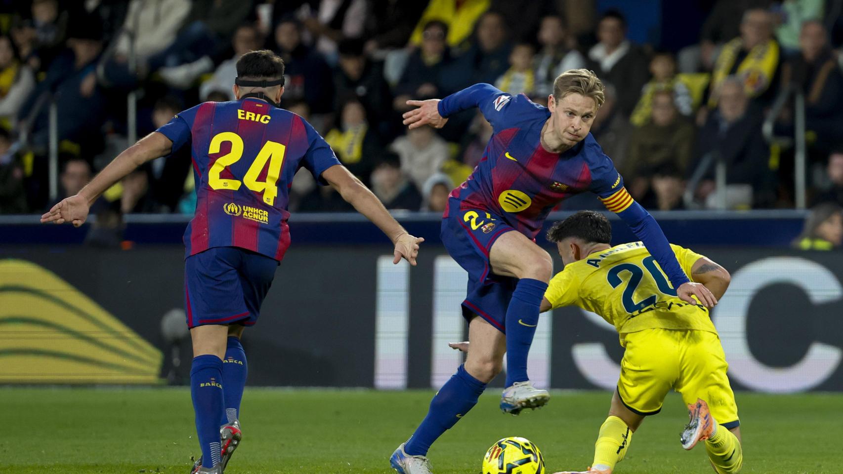 Frenkie de Jong pugna por el balón con Alberto Moleiro en el Villarreal-Barça
